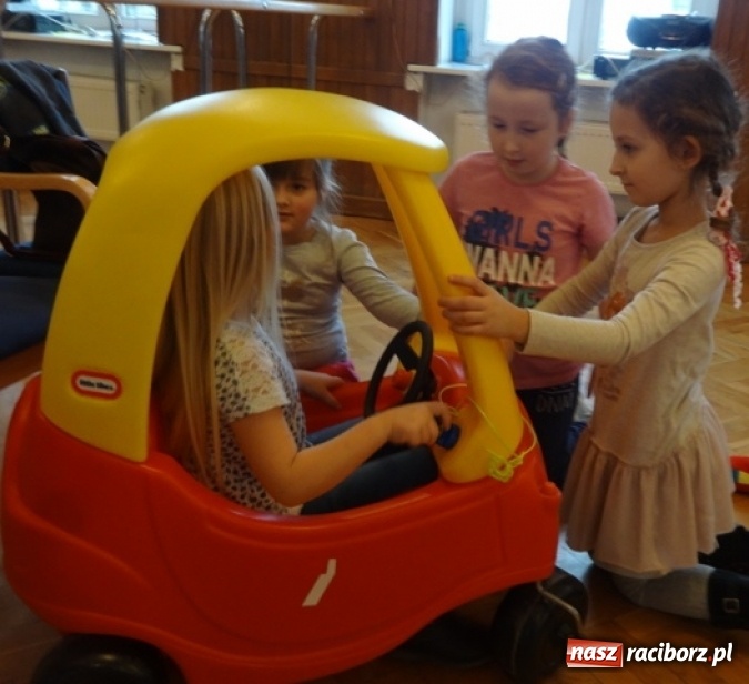 Zdjęcie w galerii na portalu naszraciborz.pl: Fikusie czekają na święta  wiadomości z regionu