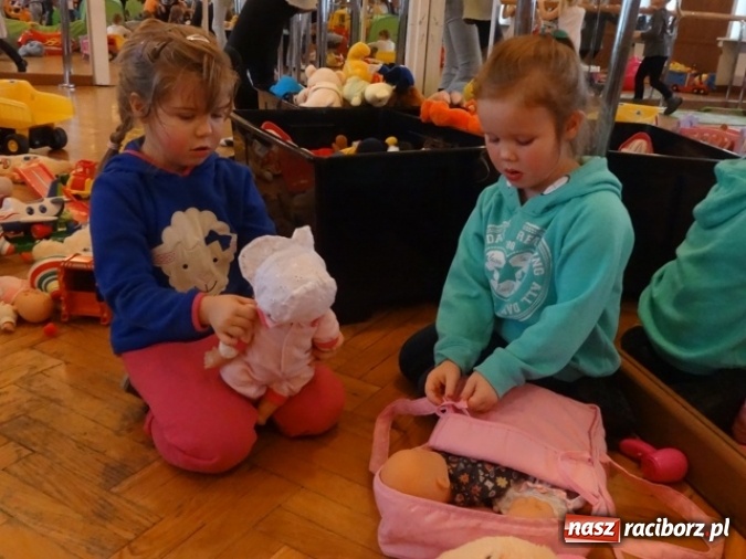 Zdjęcie w galerii na portalu naszraciborz.pl: Fikusie czekają na święta  wiadomości z regionu