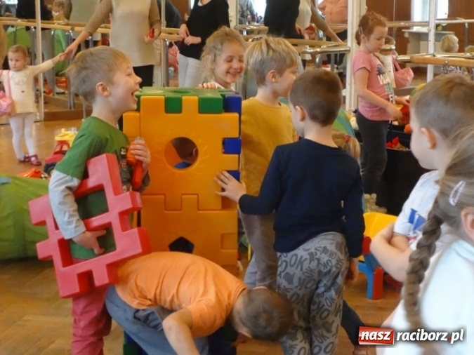 Zdjęcie w galerii na portalu naszraciborz.pl: Fikusie czekają na święta  wiadomości z regionu