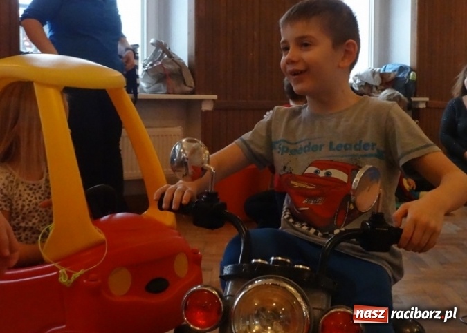 Zdjęcie w galerii na portalu naszraciborz.pl: Fikusie czekają na święta  wiadomości z regionu