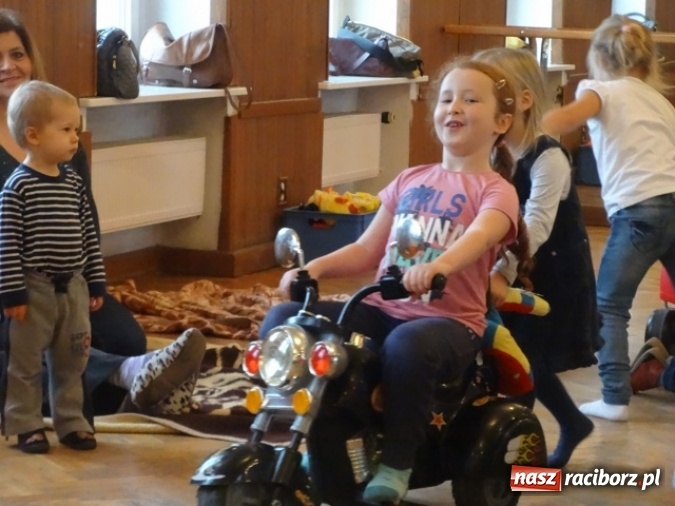 Zdjęcie w galerii na portalu naszraciborz.pl: Fikusie czekają na święta  wiadomości z regionu