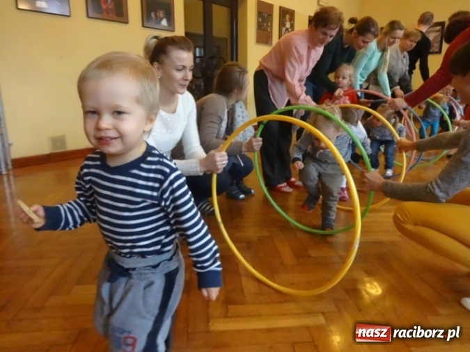 Zdjęcie w galerii na portalu naszraciborz.pl: Fikusie czekają na święta  wiadomości z regionu