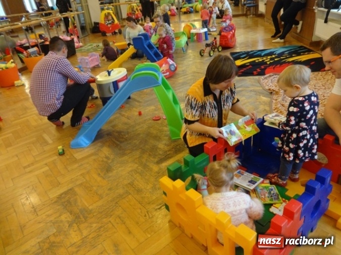 Zdjęcie w galerii na portalu naszraciborz.pl: Fikusie czekają na święta  wiadomości z regionu
