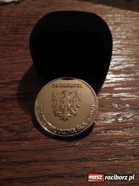 Zdjęcie w galerii na portalu naszraciborz.pl: Srebrna odznaka honorowa za zasługi dla wojew&oacute;dztwa śląskiego dla Jarosława Łuszcza wiadomości z regionu