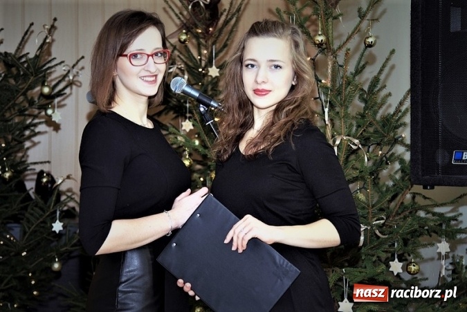 Zdjęcie w galerii na portalu naszraciborz.pl: Wokalistki zespołu Miraż zaśpiewały dla pracownik&oacute;w PWSZ w Raciborzu wiadomości z regionu