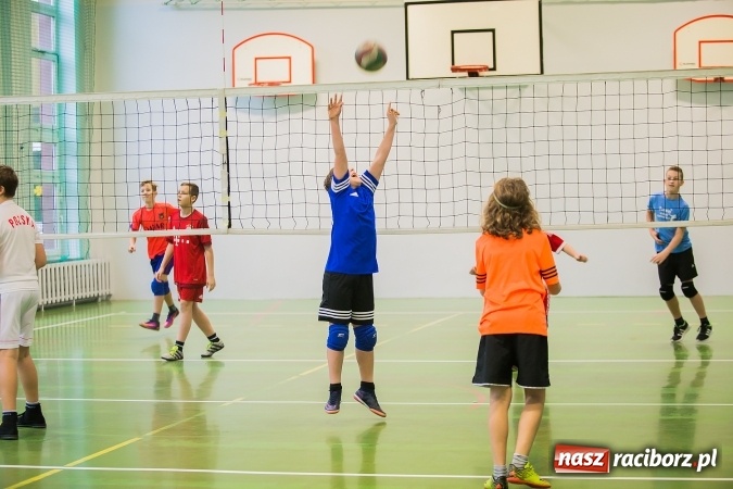 Zdjęcie w galerii na portalu naszraciborz.pl: Turniej Dwójek Siatkarskich Dziewcząt i Chłopców klas VI wiadomości z regionu