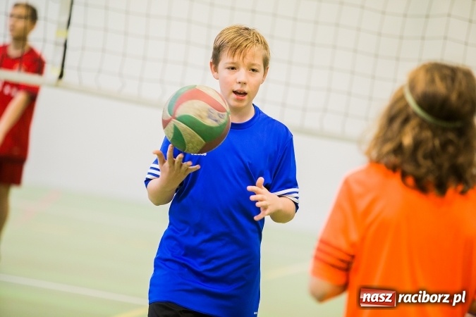 Zdjęcie w galerii na portalu naszraciborz.pl: Turniej Dwójek Siatkarskich Dziewcząt i Chłopców klas VI wiadomości z regionu