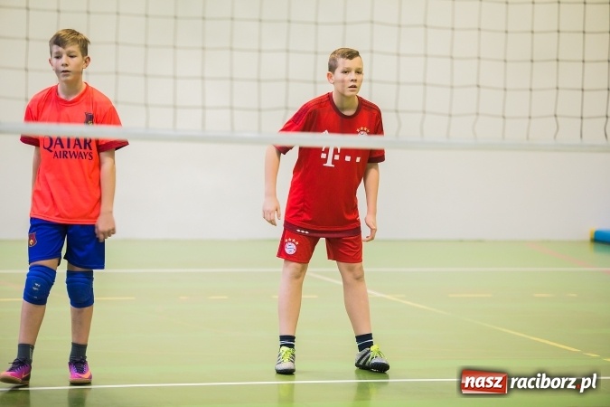Zdjęcie w galerii na portalu naszraciborz.pl: Turniej Dwójek Siatkarskich Dziewcząt i Chłopców klas VI wiadomości z regionu