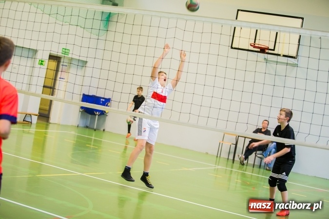 Zdjęcie w galerii na portalu naszraciborz.pl: Turniej Dwójek Siatkarskich Dziewcząt i Chłopców klas VI wiadomości z regionu