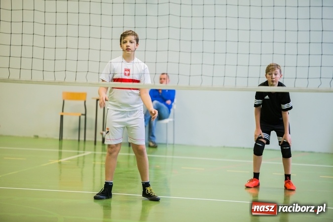 Zdjęcie w galerii na portalu naszraciborz.pl: Turniej Dwójek Siatkarskich Dziewcząt i Chłopców klas VI wiadomości z regionu