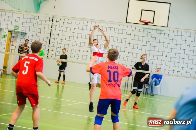 Zdjęcie w galerii na portalu naszraciborz.pl: Turniej Dwójek Siatkarskich Dziewcząt i Chłopców klas VI wiadomości z regionu