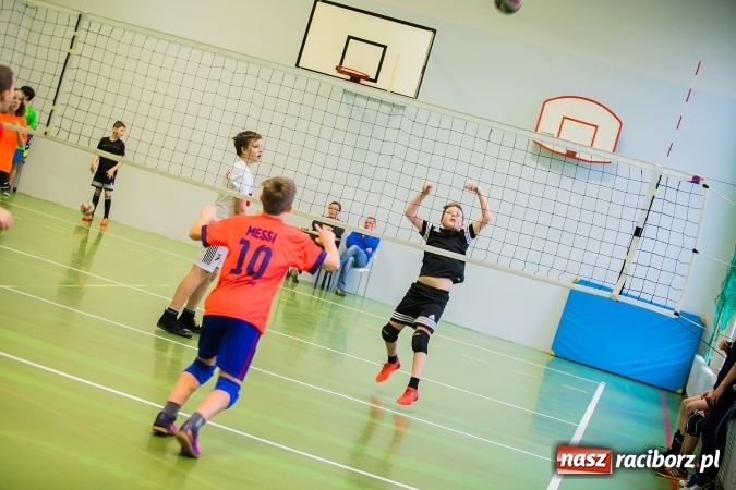 Zdjęcie w galerii na portalu naszraciborz.pl: Turniej Dwójek Siatkarskich Dziewcząt i Chłopców klas VI wiadomości z regionu