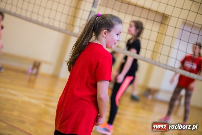 Zdjęcie w galerii na portalu naszraciborz.pl: Turniej Dwójek Siatkarskich Dziewcząt i Chłopców klas VI wiadomości z regionu