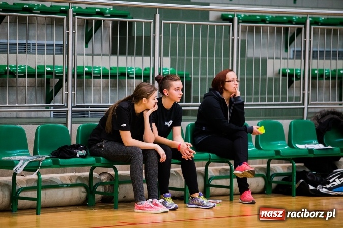 Zdjęcie w galerii na portalu naszraciborz.pl: Finał miejski w badmintonie dziewcząt szkół ponagimnazjalnych wiadomości z regionu