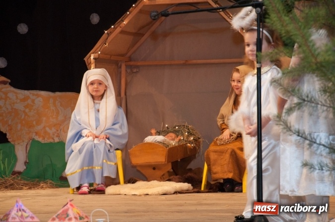 Zdjęcie w galerii na portalu naszraciborz.pl: Przedszkolaki ze Stokrotki z jasełkami na deskach Strzechy  wiadomości z regionu