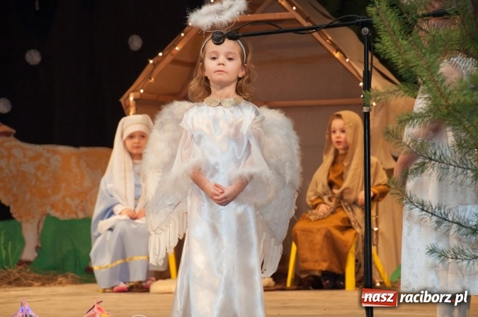 Zdjęcie w galerii na portalu naszraciborz.pl: Przedszkolaki ze Stokrotki z jasełkami na deskach Strzechy  wiadomości z regionu