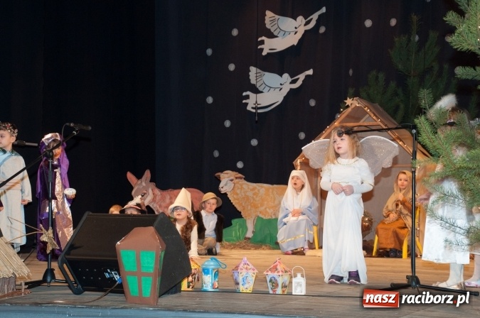 Zdjęcie w galerii na portalu naszraciborz.pl: Przedszkolaki ze Stokrotki z jasełkami na deskach Strzechy  wiadomości z regionu