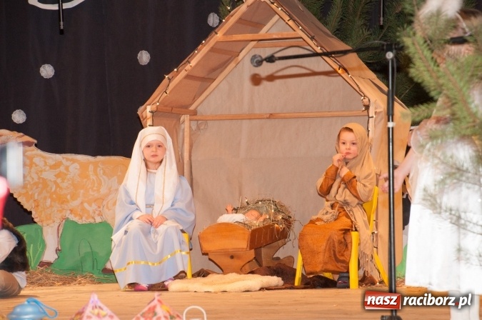 Zdjęcie w galerii na portalu naszraciborz.pl: Przedszkolaki ze Stokrotki z jasełkami na deskach Strzechy  wiadomości z regionu