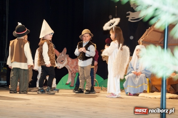 Zdjęcie w galerii na portalu naszraciborz.pl: Przedszkolaki ze Stokrotki z jasełkami na deskach Strzechy  wiadomości z regionu
