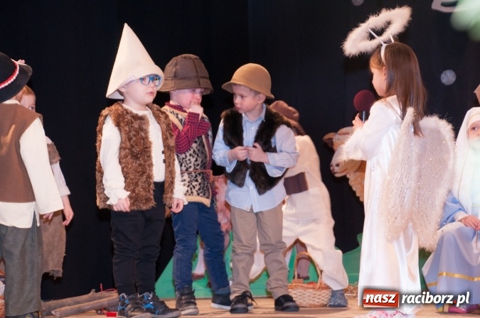 Zdjęcie w galerii na portalu naszraciborz.pl: Przedszkolaki ze Stokrotki z jasełkami na deskach Strzechy  wiadomości z regionu