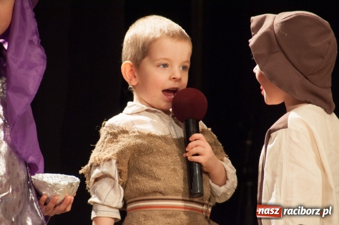 Zdjęcie w galerii na portalu naszraciborz.pl: Przedszkolaki ze Stokrotki z jasełkami na deskach Strzechy  wiadomości z regionu