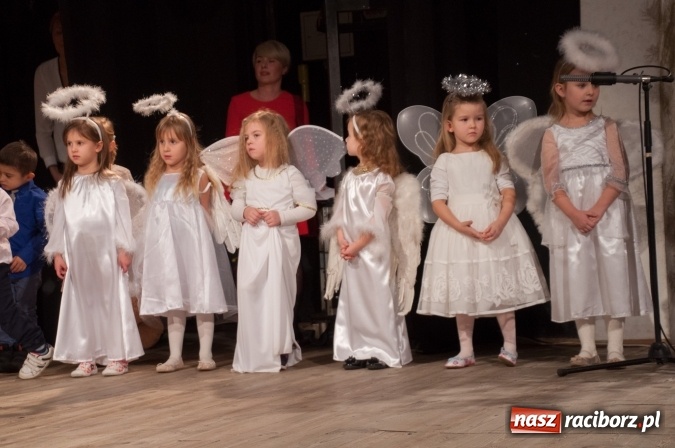 Zdjęcie w galerii na portalu naszraciborz.pl: Przedszkolaki ze Stokrotki z jasełkami na deskach Strzechy  wiadomości z regionu