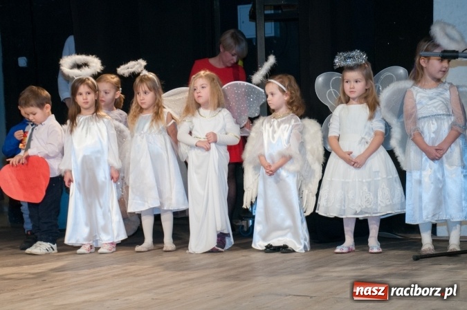 Zdjęcie w galerii na portalu naszraciborz.pl: Przedszkolaki ze Stokrotki z jasełkami na deskach Strzechy  wiadomości z regionu