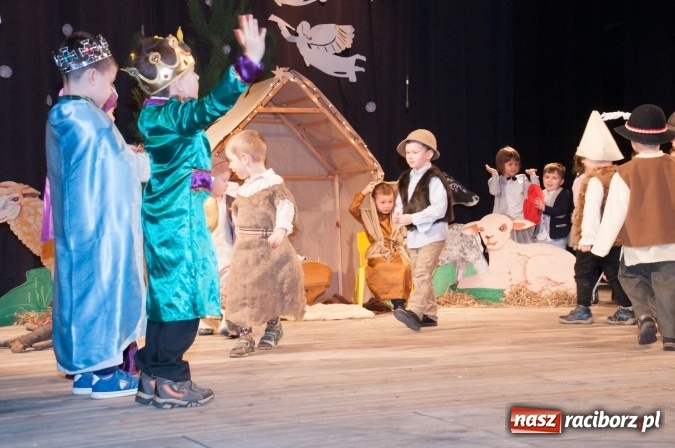 Zdjęcie w galerii na portalu naszraciborz.pl: Przedszkolaki ze Stokrotki z jasełkami na deskach Strzechy  wiadomości z regionu
