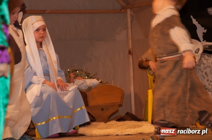 Zdjęcie w galerii na portalu naszraciborz.pl: Przedszkolaki ze Stokrotki z jasełkami na deskach Strzechy  wiadomości z regionu