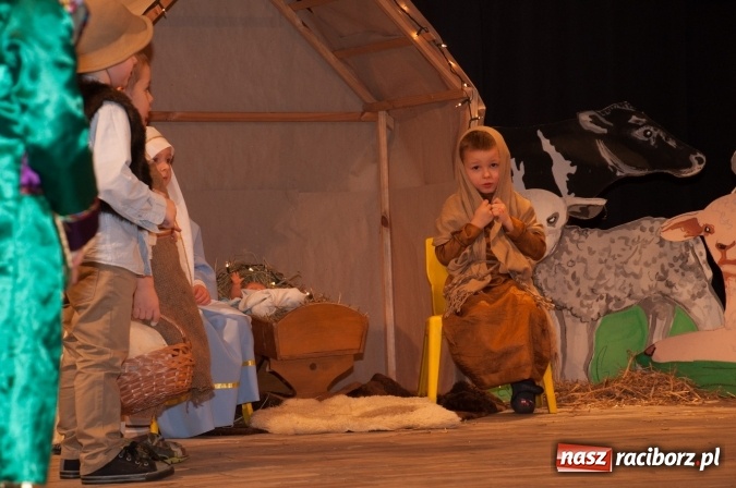 Zdjęcie w galerii na portalu naszraciborz.pl: Przedszkolaki ze Stokrotki z jasełkami na deskach Strzechy  wiadomości z regionu
