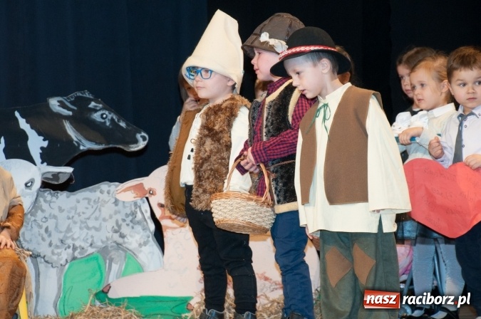 Zdjęcie w galerii na portalu naszraciborz.pl: Przedszkolaki ze Stokrotki z jasełkami na deskach Strzechy  wiadomości z regionu