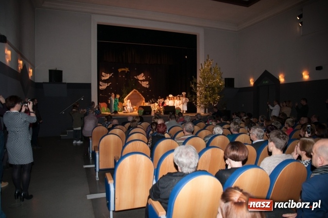 Zdjęcie w galerii na portalu naszraciborz.pl: Przedszkolaki ze Stokrotki z jasełkami na deskach Strzechy  wiadomości z regionu