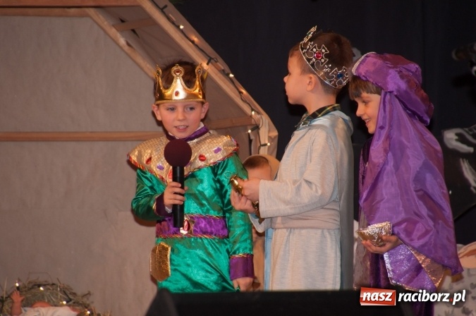 Zdjęcie w galerii na portalu naszraciborz.pl: Przedszkolaki ze Stokrotki z jasełkami na deskach Strzechy  wiadomości z regionu