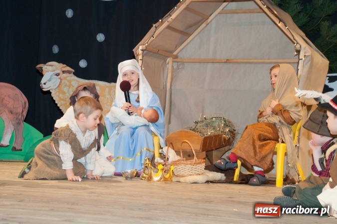 Zdjęcie w galerii na portalu naszraciborz.pl: Przedszkolaki ze Stokrotki z jasełkami na deskach Strzechy  wiadomości z regionu