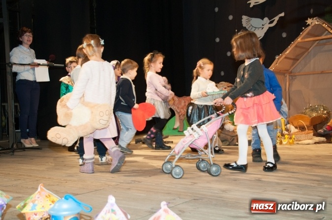 Zdjęcie w galerii na portalu naszraciborz.pl: Przedszkolaki ze Stokrotki z jasełkami na deskach Strzechy  wiadomości z regionu