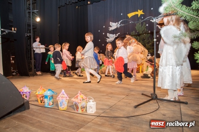 Zdjęcie w galerii na portalu naszraciborz.pl: Przedszkolaki ze Stokrotki z jasełkami na deskach Strzechy  wiadomości z regionu