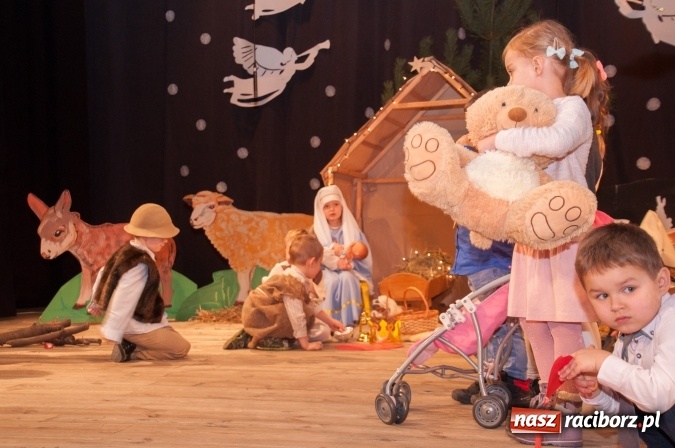 Zdjęcie w galerii na portalu naszraciborz.pl: Przedszkolaki ze Stokrotki z jasełkami na deskach Strzechy  wiadomości z regionu