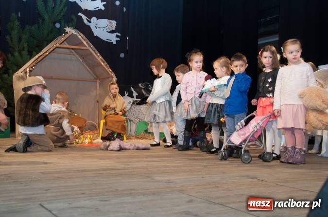 Zdjęcie w galerii na portalu naszraciborz.pl: Przedszkolaki ze Stokrotki z jasełkami na deskach Strzechy  wiadomości z regionu