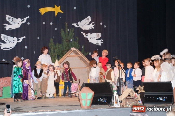 Zdjęcie w galerii na portalu naszraciborz.pl: Przedszkolaki ze Stokrotki z jasełkami na deskach Strzechy  wiadomości z regionu