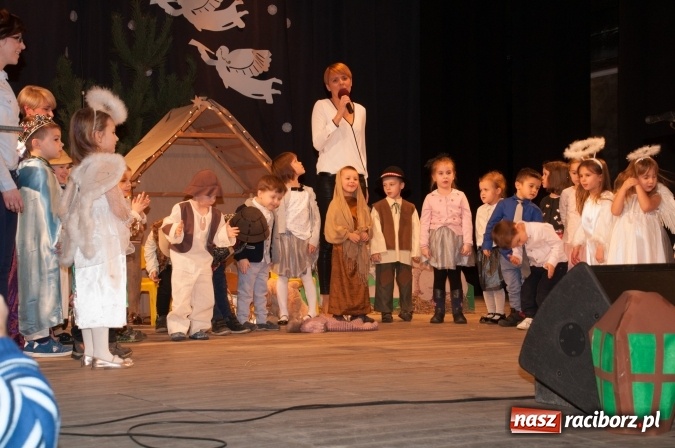 Zdjęcie w galerii na portalu naszraciborz.pl: Przedszkolaki ze Stokrotki z jasełkami na deskach Strzechy  wiadomości z regionu