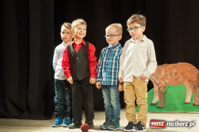 Zdjęcie w galerii na portalu naszraciborz.pl: Przedszkolaki ze Stokrotki z jasełkami na deskach Strzechy  wiadomości z regionu