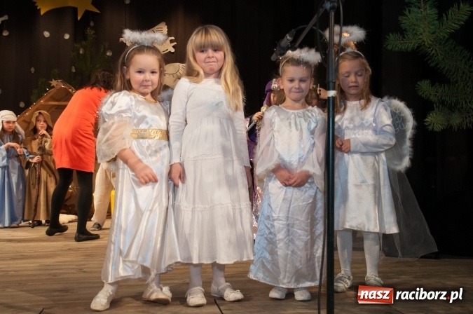 Zdjęcie w galerii na portalu naszraciborz.pl: Przedszkolaki ze Stokrotki z jasełkami na deskach Strzechy  wiadomości z regionu