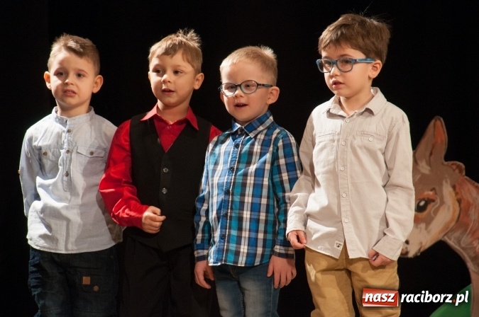 Zdjęcie w galerii na portalu naszraciborz.pl: Przedszkolaki ze Stokrotki z jasełkami na deskach Strzechy  wiadomości z regionu