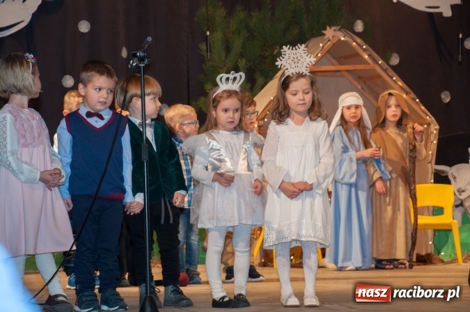 Zdjęcie w galerii na portalu naszraciborz.pl: Przedszkolaki ze Stokrotki z jasełkami na deskach Strzechy  wiadomości z regionu