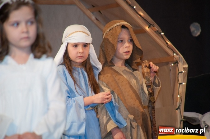 Zdjęcie w galerii na portalu naszraciborz.pl: Przedszkolaki ze Stokrotki z jasełkami na deskach Strzechy  wiadomości z regionu