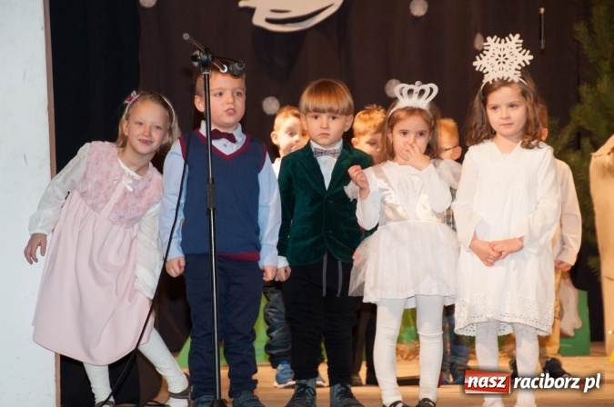 Zdjęcie w galerii na portalu naszraciborz.pl: Przedszkolaki ze Stokrotki z jasełkami na deskach Strzechy  wiadomości z regionu