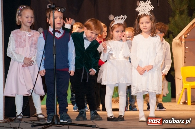 Zdjęcie w galerii na portalu naszraciborz.pl: Przedszkolaki ze Stokrotki z jasełkami na deskach Strzechy  wiadomości z regionu