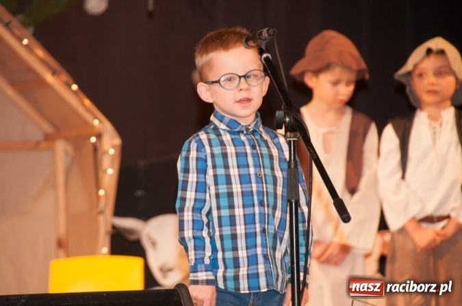 Zdjęcie w galerii na portalu naszraciborz.pl: Przedszkolaki ze Stokrotki z jasełkami na deskach Strzechy  wiadomości z regionu