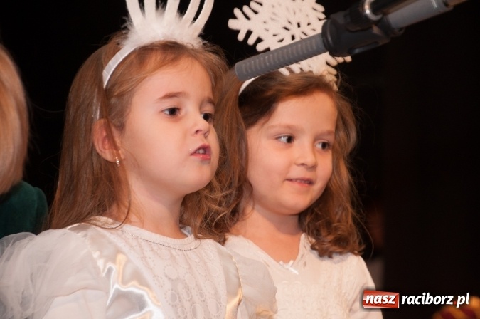 Zdjęcie w galerii na portalu naszraciborz.pl: Przedszkolaki ze Stokrotki z jasełkami na deskach Strzechy  wiadomości z regionu