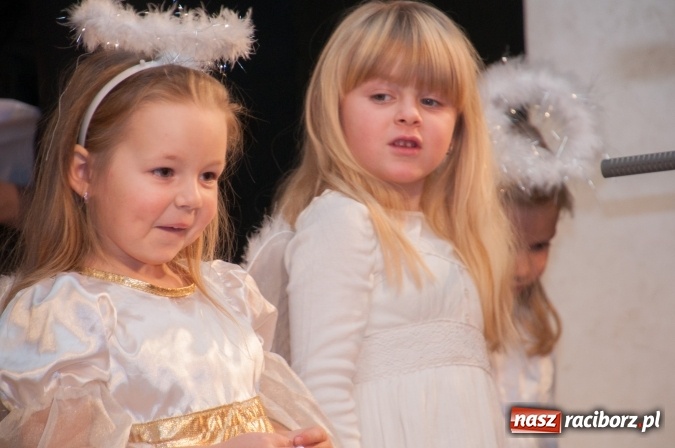 Zdjęcie w galerii na portalu naszraciborz.pl: Przedszkolaki ze Stokrotki z jasełkami na deskach Strzechy  wiadomości z regionu